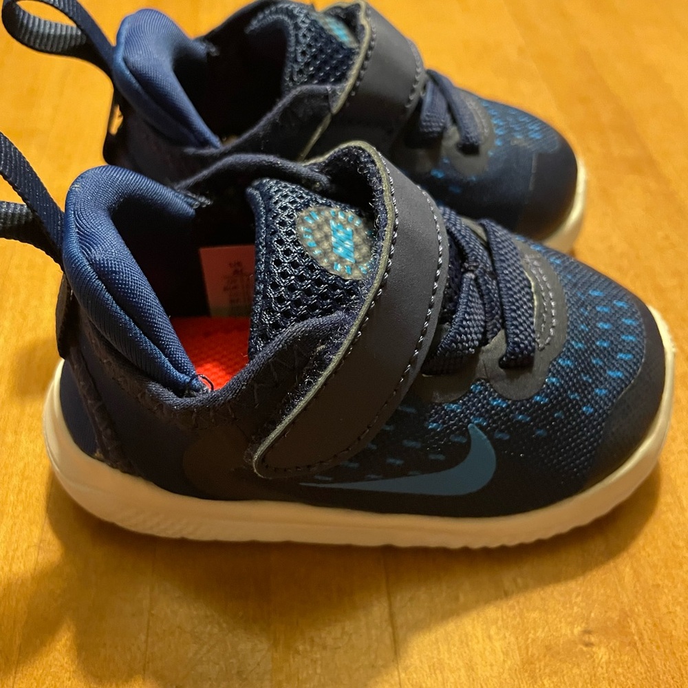 {Nike} tennis shoes